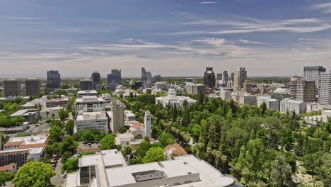 Sacramento-City-California-Aerial-V1-Cinematic-Low-Flyover-über-Die-Innenstadt,-Die-Das-Städtische-Stadtbild-Und-Das-Wahrzeichen-Des-State-Capitol-Building-Und-Die-Landschaft-Am-Fluss-Einfängt-–-Aufgenommen-Mit-Mavic-3-Cine-–-Juni-2022