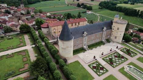 Drohnenaufnahme-über-Dem-Chateau-De-Boutheon-Mit-Der-Plaine-Du-Forez-Im-Hintergrund-An-Einem-Sonnigen-Sommertag,-Andrezieux-Boutheon,-Departement-Loire,-Frankreich