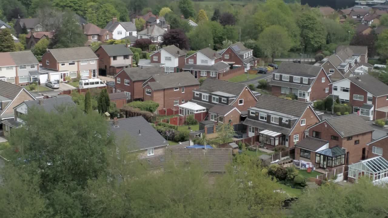 casas y jardines británicos tranquilos propiedad suburbana residencial vista aérea tire hacia atrás a la derecha