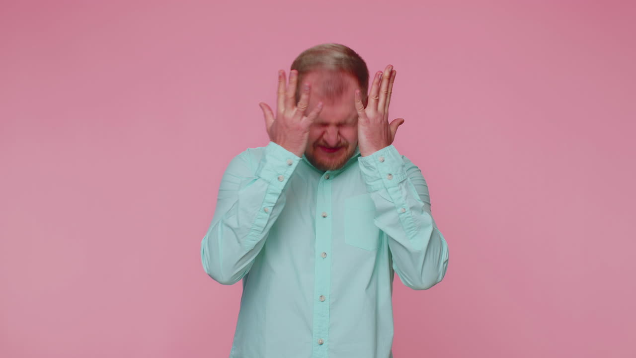 행운을 기다리는 젊은이, 패배, 놀라운 갑작스러운 복권 결과, 불행한 손실