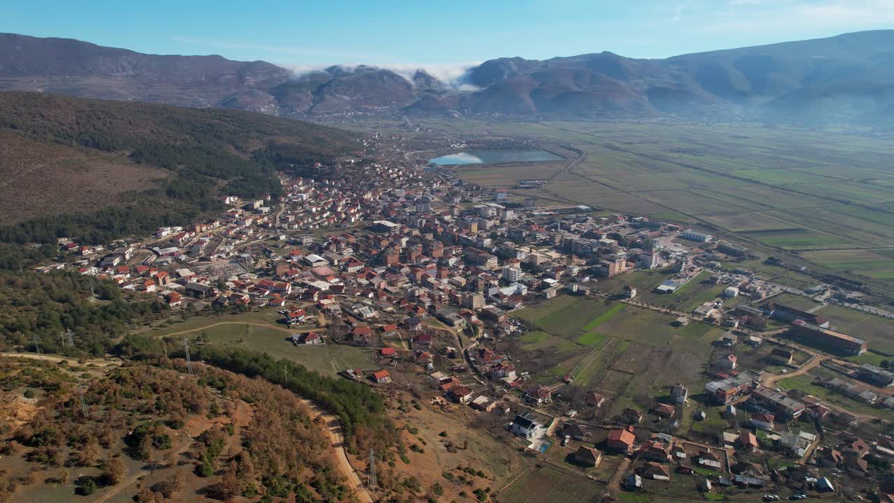 casas residenciales de la ciudad de perrenjas construidas en el borde del campo y colinas cerca del embalse en albania