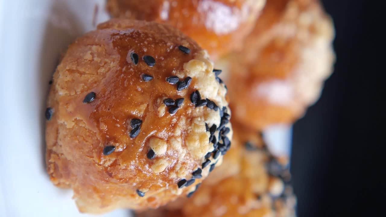 primer plano de pasteles horneados con semillas de sésamo