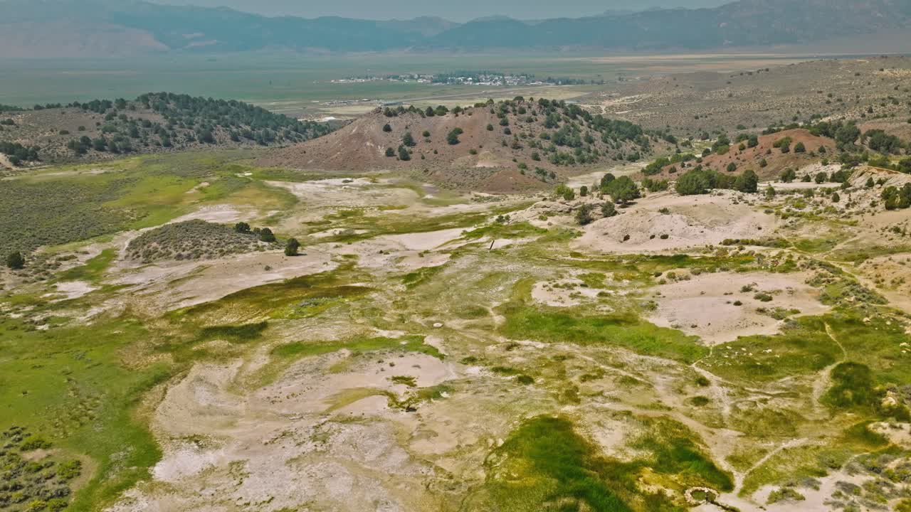 Parete naturale in travertino che conduce alle Travertine Hot Springs