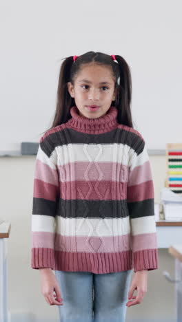 una niña en un entorno de clase
