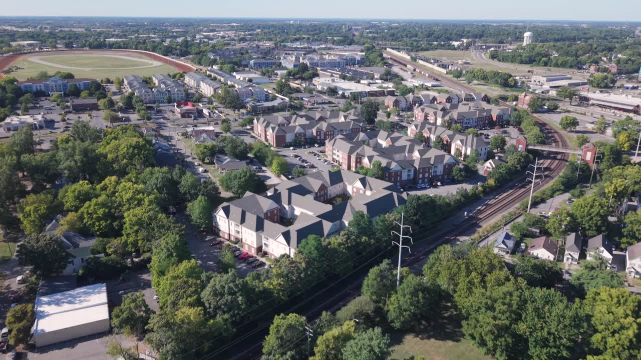 Khu dân cư với các tòa nhà chung cư và nhà phố dọc theo đường sắt ở Lexington, Kentucky, Hoa Kỳ