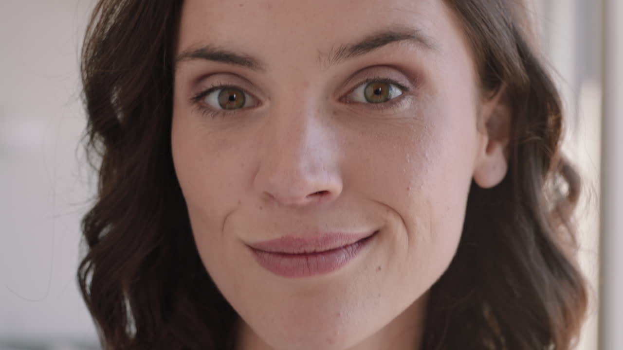 retrato de una mujer hermosa aplicando maquillaje preparándose en casa mirándose en el espejo disfrutando de la tez natural preparación matutina
