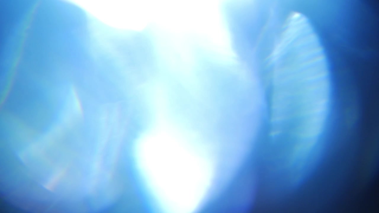Abstrakt blå lyslækage og lens flare-overgang