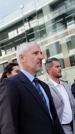gente de negocios caminando en el edificio de oficinas