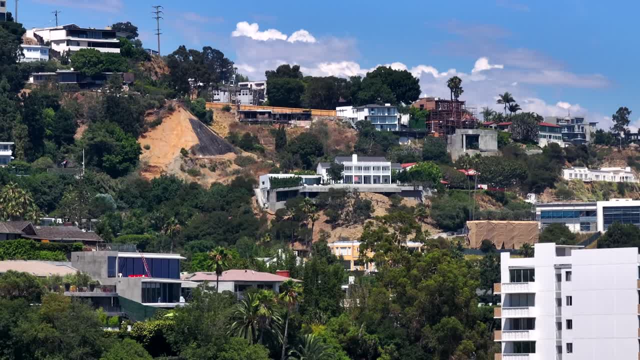 할리우드 힐스 서쪽에서 상승하는 항공기 선 블루드 근처의 부유 한 동네에서 비싼 집