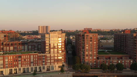 Una-Vista-Aérea-De-Los-Edificios-De-Apartamentos-En-Nueva-Jersey-Con-El-Sol-Brillando-En-Las-Ventanas-Al-Amanecer