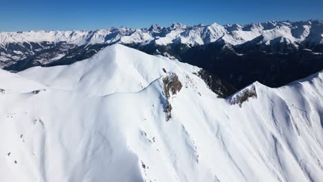 la cámara vuela hacia una montaña blanca cubierta de nieve