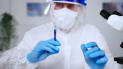científico que administra una vacuna en un entorno de laboratorio