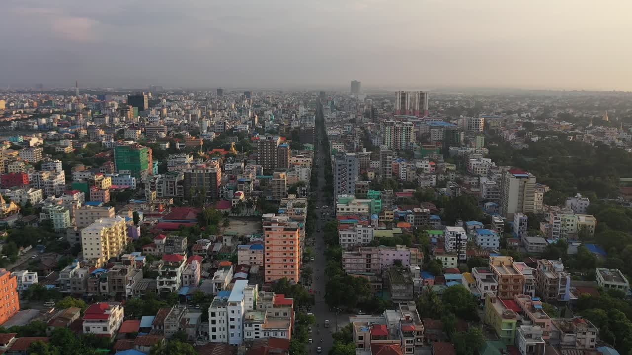 Drone che sorvola la città di Mandalay, Myanmar