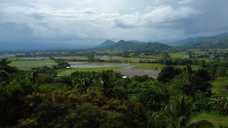 reveladora toma de drones de un lugar rural tropical