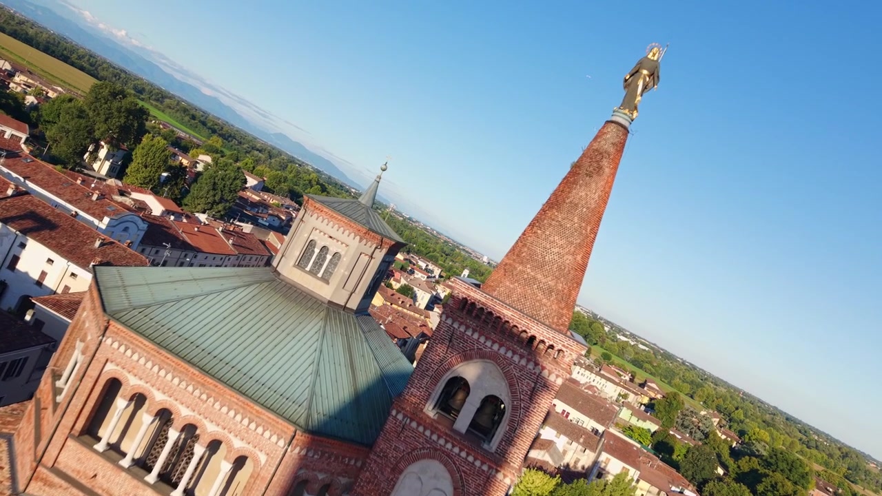 Klokketårnet til Pieve di Santa Maria Assunta i den historiske byen Soncino, Italia. Droneopptak fremover, med rotasjon, plass for tekst.