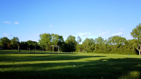 Zeitraffer-Eines-Sommerhimmels-Mit-Einem-Fußballfeld-Im-Vordergrund