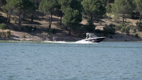 Hombre-Esquí-Acuático-En-El-Lago-Siendo-Remolcado-Por-Motos-Acuáticas-En-El-Lago-Pantano-De-San-Juan,-Madrid