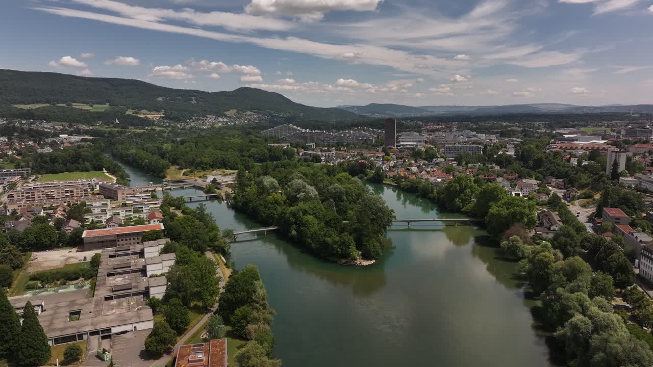 Luftdrone flyver over Aarau, hovedstad i kanton Aargau, Schweiz, med den gamle bydel med malede gavle, Aare-floden der snor sig gennem byen, frodige grønne bakker og arkitektur set ovenfra.
