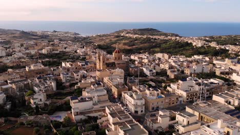 Barockkirche-In-Gozo.-Drohnenflug-Aus-Der-Luft-Direkt-Zur-Aufnahme-Der-Xaghra-Pfarrkirche,-Landschaft-Einer-Wunderschönen-Mediterranen-Stadt