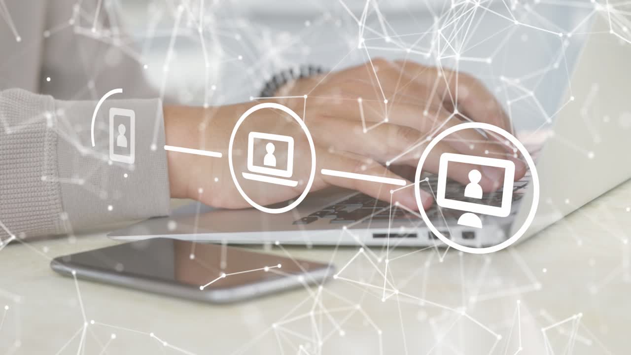 Animazione di elaborazione dati e reti, sovrapposta a un uomo che usa il laptop.