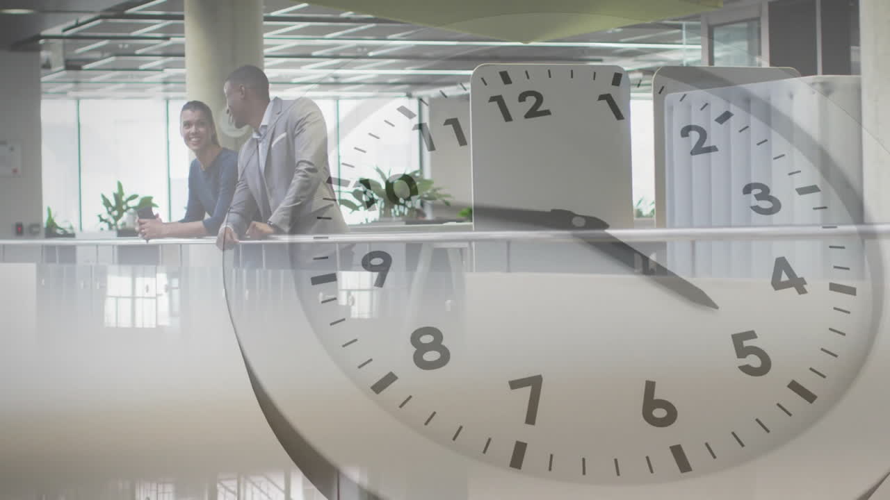animación de reloj moviéndose sobre diversos colegas hablando en la oficina