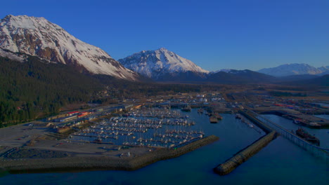 Wegfliegender-Blick-Auf-Den-Bootshafen-Von-Seward-Bei-Sonnenaufgang-In-Tin-Seward,-Alaska