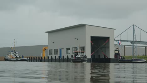 barcos en el río donge cerca del astillero industrial