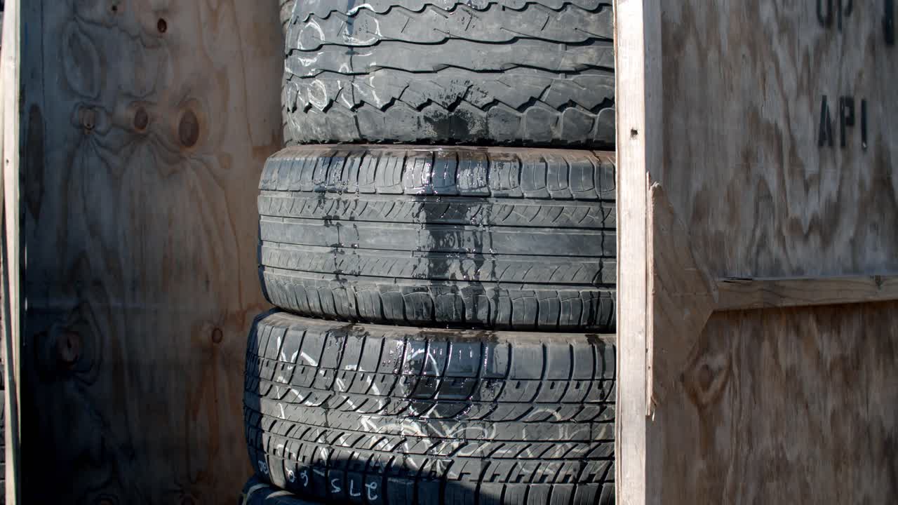 cerca de gotas de agua sobre neumáticos usados