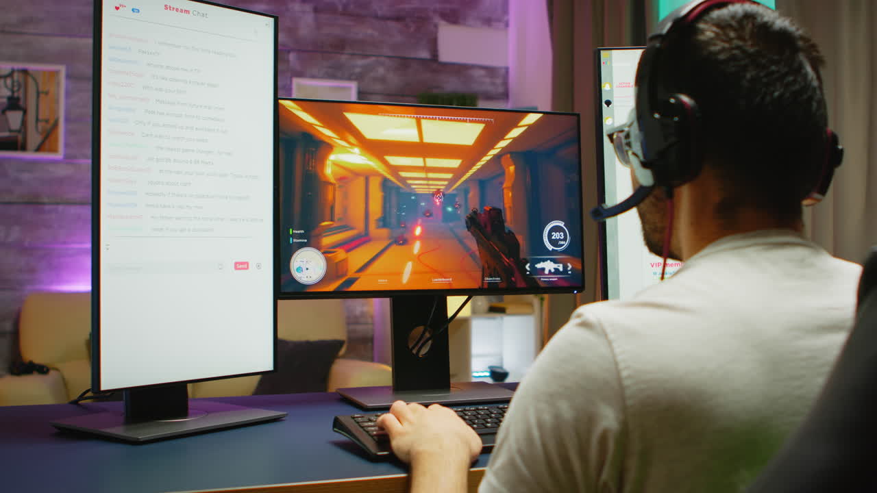 온라인 비디오 게임 에서 승리 한 후 손 을 들어 올린 행복 한 젊은 남자