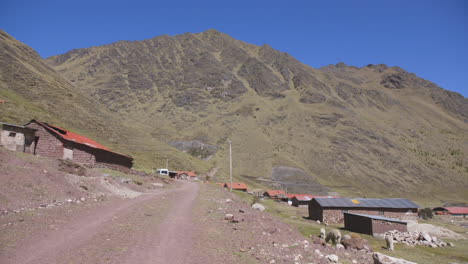 un camino de tierra que atraviesa la remota comunidad andina de kelkanka en el valle sagrado de perú.