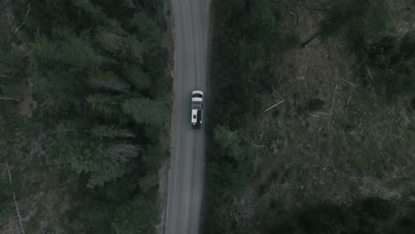 Una-Autocaravana-Conduciendo-Por-Un-Camino-De-Tierra-Escarpado-Hacia-Las-Hermosas-Montañas-De-Montana