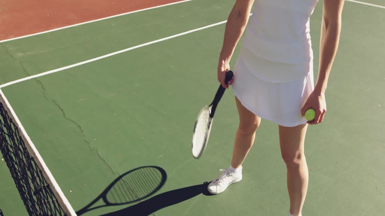 ⁇ 은 날 테니스를 하는 여자