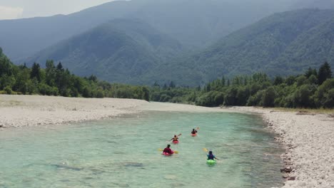 Luftaufnahme-Von-Vier-Personen,-Die-Smaragdgrünen-Alpinen-Soca-fluss-Kajak-Fahren