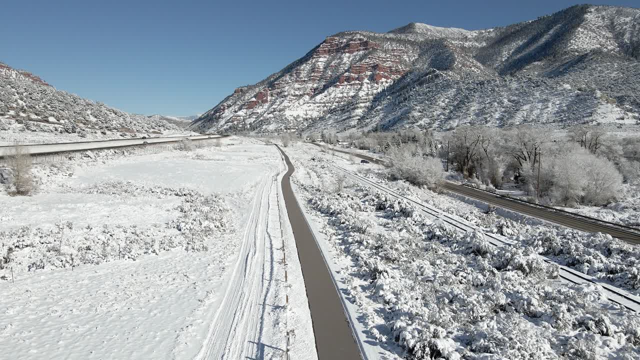 산, 주간 고속도로 70 및 그랜드 리퍼블릭 오브 아미를 드러내기 위해 위로 솟아오른 자전거 도로를 따라 공중 영상