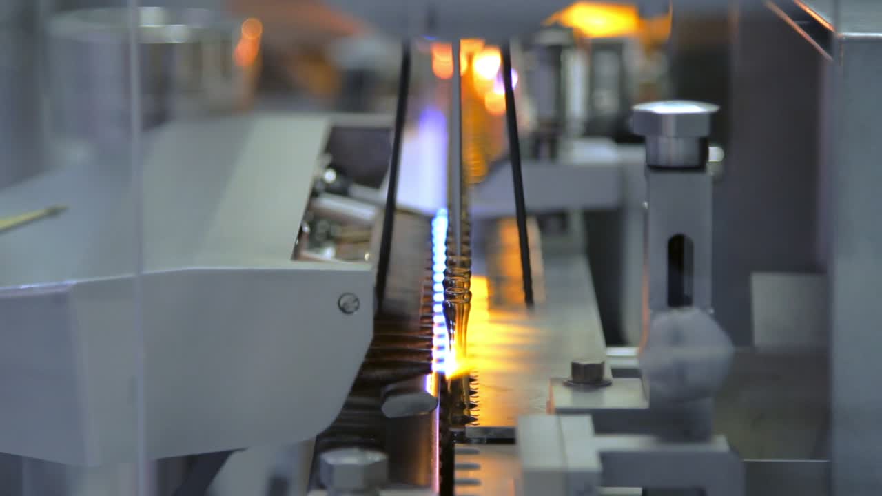 제약 공장의 제조 라인. 불로 봉인 된 살균 된  ⁇ 플