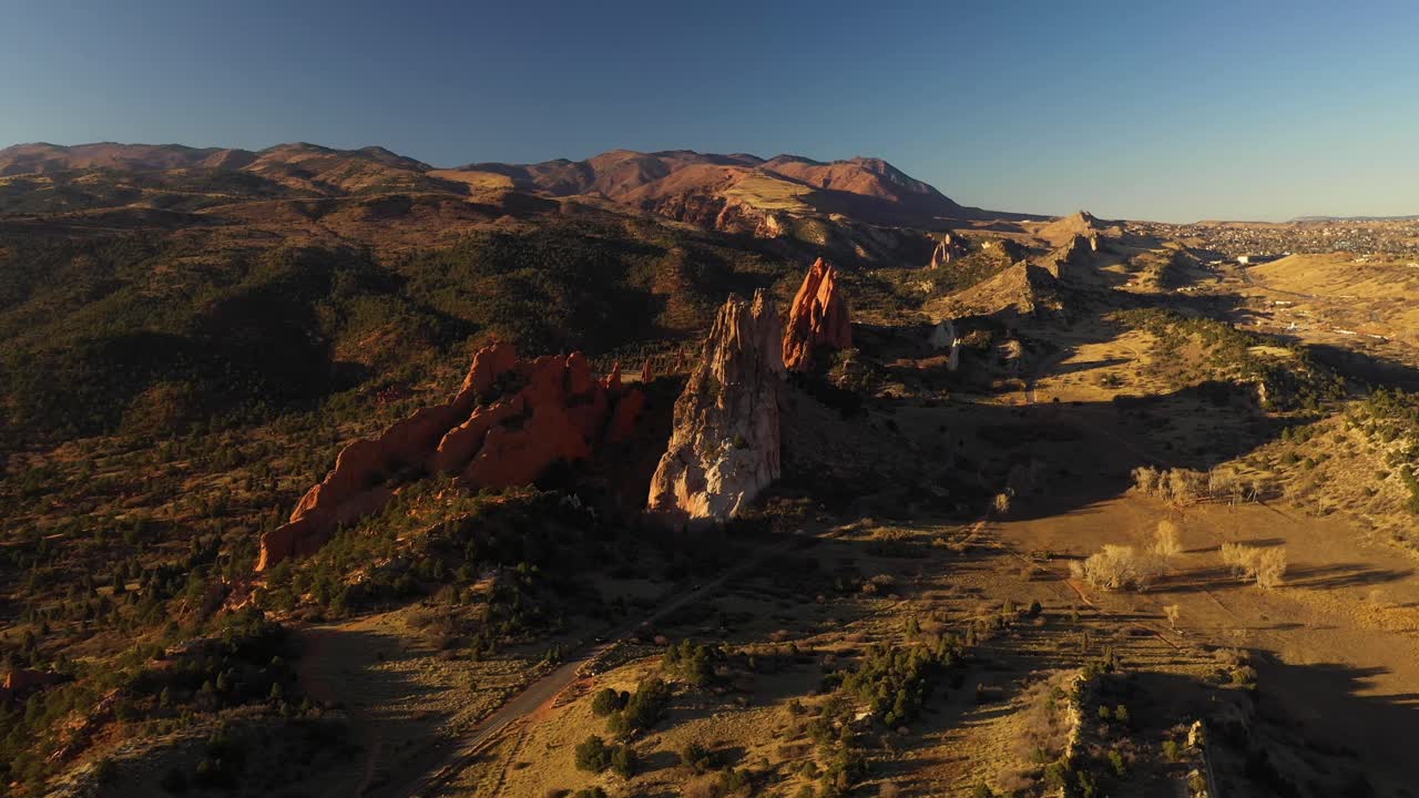 jardín de los dioses puesta de sol aérea pan shot 4k