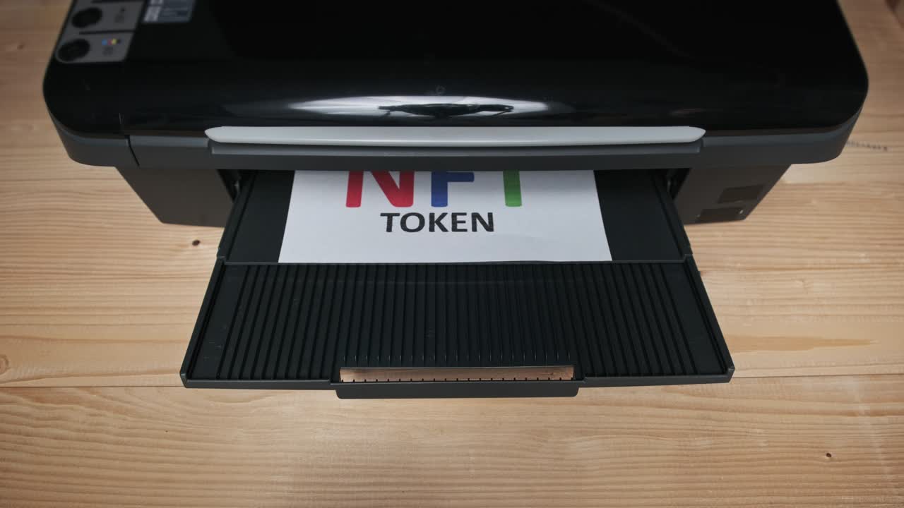 제트 프린터에 의해 인쇄 된  종이에 새겨진 nft 토큰 인쇄