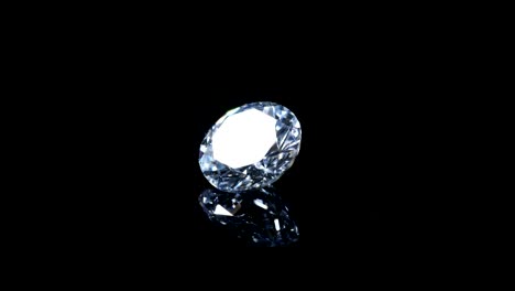 un orfebre en joyería comprueba la calidad de los diamantes brillantes de lujo. los diamantes de alto calibre brillan la luz y son puros.