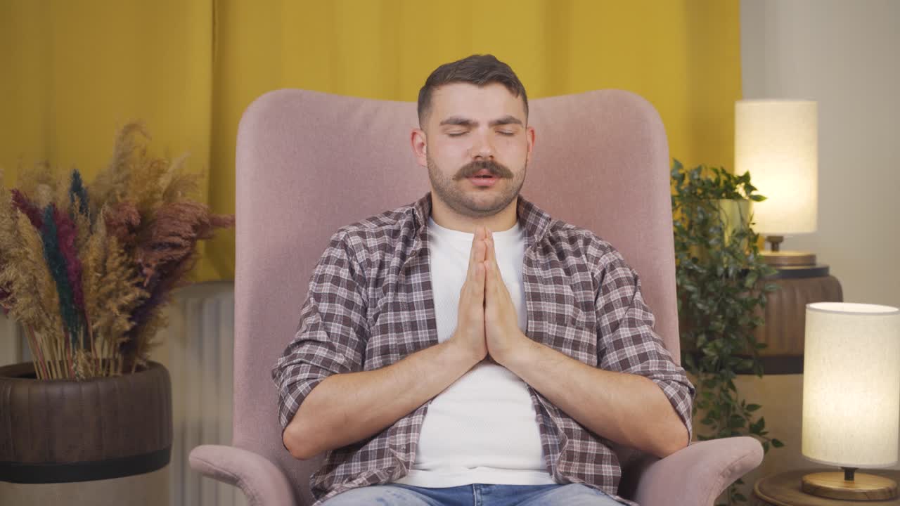Homem cristão orando
