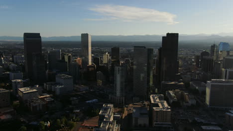 rückwärts-drohnen-dolley-aufnahme von hohen gebäuden im stadtzentrum von denver