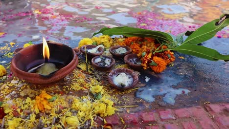 lámpara de aceite encendida en la orilla del río durante los rituales sagrados en el festival desde diferentes ángulos el video se toma con motivo del festival chhath que se utiliza para celebrar en la india del norte el 28 de octubre de 2022