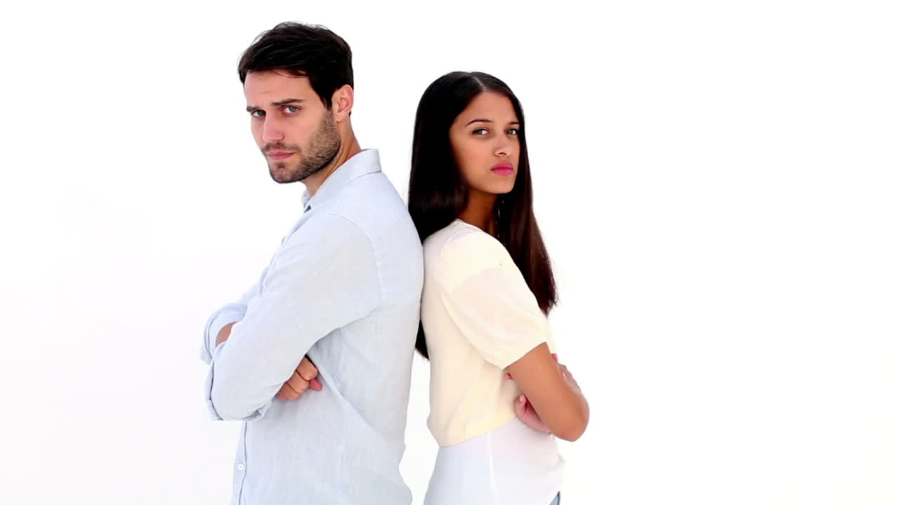 una pareja joven y atractiva que no habla.