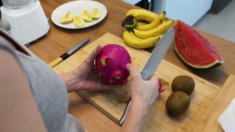 preparando un batido de frutas