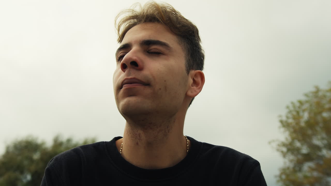 niño con patologías de tics oculares debido al uso excesivo del teléfono