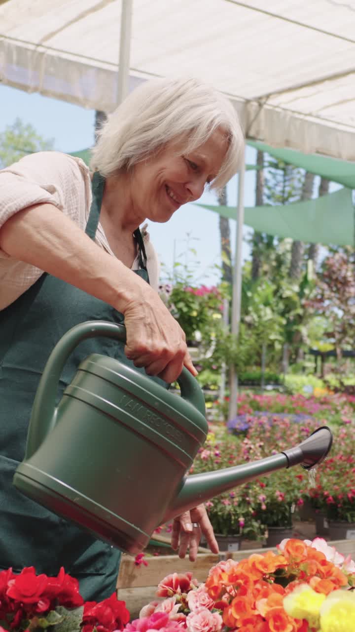 정원 센터 에서 꽃 을 뿌리는 여자