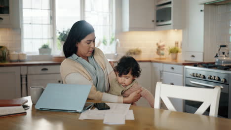 Trabajo-Remoto,-Multitarea-Y-Madre-Con-Bebé