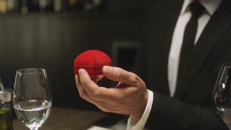 Un hombre le propone matrimonio a su novia.