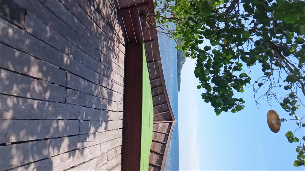 con el muelle en forma de barco de madera en la playa de rangas, mamuju, sulawesi occidental