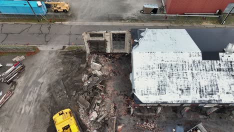 alejándose del sitio de demolición hacia el litoral cercano