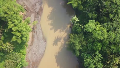 Gran-Río-Con-Agua-Marrón-Rodeado-De-árboles-Densos